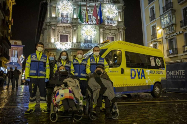 Pilar Martínez y Faustino Cámara viven en un tercero sin ascensor y necesitan silla de ruedas. Tras semanas sin salir de casa, voluntarios de la DYA les ofrecieron un recorrido por la ciudad