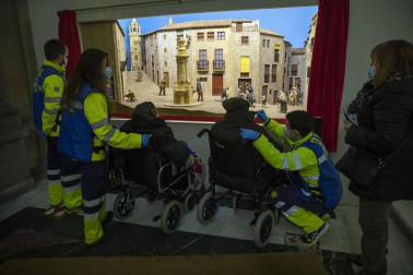 Pilar Martínez y Faustino Cámara viven en un tercero sin ascensor y necesitan silla de ruedas. Tras semanas sin salir de casa, voluntarios de la DYA les ofrecieron un recorrido por la ciudad