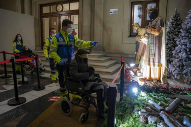 Pilar Martínez y Faustino Cámara viven en un tercero sin ascensor y necesitan silla de ruedas. Tras semanas sin salir de casa, voluntarios de la DYA les ofrecieron un recorrido por la ciudad