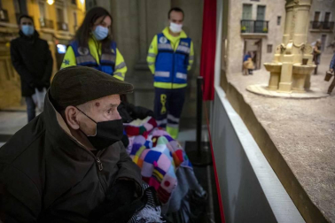 Pilar Martínez y Faustino Cámara viven en un tercero sin ascensor y necesitan silla de ruedas. Tras semanas sin salir de casa, voluntarios de la DYA les ofrecieron un recorrido por la ciudad