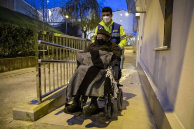Pilar Martínez y Faustino Cámara viven en un tercero sin ascensor y necesitan silla de ruedas. Tras semanas sin salir de casa, voluntarios de la DYA les ofrecieron un recorrido por la ciudad