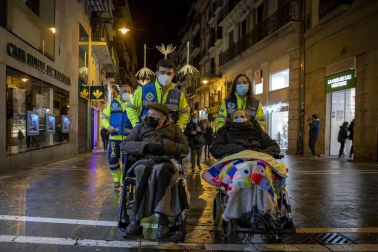 Pilar Martínez y Faustino Cámara viven en un tercero sin ascensor y necesitan silla de ruedas. Tras semanas sin salir de casa, voluntarios de la DYA les ofrecieron un recorrido por la ciudad