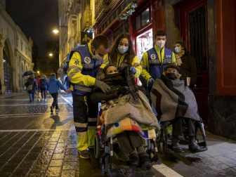Pilar Martínez y Faustino Cámara viven en un tercero sin ascensor y necesitan silla de ruedas. Tras semanas sin salir de casa, voluntarios de la DYA les ofrecieron un recorrido por la ciudad