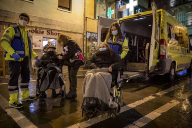 Pilar Martínez y Faustino Cámara viven en un tercero sin ascensor y necesitan silla de ruedas. Tras semanas sin salir de casa, voluntarios de la DYA les ofrecieron un recorrido por la ciudad