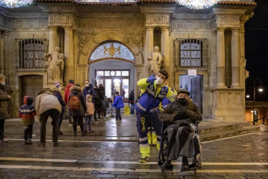 Pilar Martínez y Faustino Cámara viven en un tercero sin ascensor y necesitan silla de ruedas. Tras semanas sin salir de casa, voluntarios de la DYA les ofrecieron un recorrido por la ciudad
