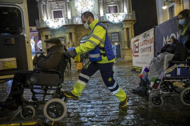 Pilar Martínez y Faustino Cámara viven en un tercero sin ascensor y necesitan silla de ruedas. Tras semanas sin salir de casa, voluntarios de la DYA les ofrecieron un recorrido por la ciudad