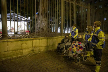 Pilar Martínez y Faustino Cámara viven en un tercero sin ascensor y necesitan silla de ruedas. Tras semanas sin salir de casa, voluntarios de la DYA les ofrecieron un recorrido por la ciudad