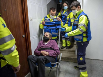 Pilar Martínez y Faustino Cámara viven en un tercero sin ascensor y necesitan silla de ruedas. Tras semanas sin salir de casa, voluntarios de la DYA les ofrecieron un recorrido por la ciudad