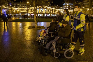 Pilar Martínez y Faustino Cámara viven en un tercero sin ascensor y necesitan silla de ruedas. Tras semanas sin salir de casa, voluntarios de la DYA les ofrecieron un recorrido por la ciudad