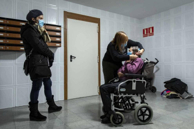 Pilar Martínez y Faustino Cámara viven en un tercero sin ascensor y necesitan silla de ruedas. Tras semanas sin salir de casa, voluntarios de la DYA les ofrecieron un recorrido por la ciudad