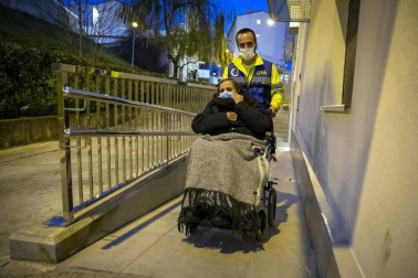 Pilar Martínez y Faustino Cámara viven en un tercero sin ascensor y necesitan silla de ruedas. Tras semanas sin salir de casa, voluntarios de la DYA les ofrecieron un recorrido por la ciudad
