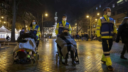 Pilar Martínez y Faustino Cámara viven en un tercero sin ascensor y necesitan silla de ruedas. Tras semanas sin salir de casa, voluntarios de la DYA les ofrecieron un recorrido por la ciudad
