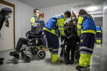 Pilar Martínez y Faustino Cámara viven en un tercero sin ascensor y necesitan silla de ruedas. Tras semanas sin salir de casa, voluntarios de la DYA les ofrecieron un recorrido por la ciudad