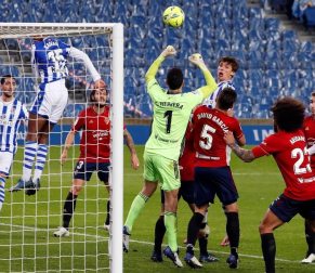 Imágenes del partido entre la Real Sociedad y Osasuna en el Reale Arena de San Sebastián.
