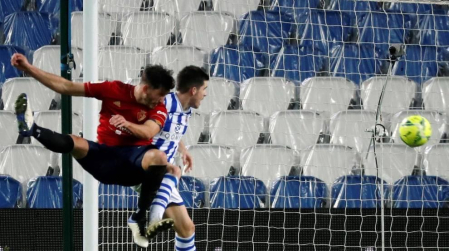 Imágenes del partido entre la Real Sociedad y Osasuna en el Reale Arena de San Sebastián.