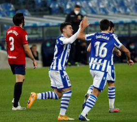 Imágenes del partido entre la Real Sociedad y Osasuna en el Reale Arena de San Sebastián.
