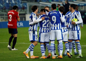 Imágenes del partido entre la Real Sociedad y Osasuna en el Reale Arena de San Sebastián.