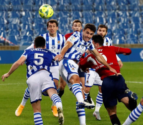 Imágenes del partido entre la Real Sociedad y Osasuna en el Reale Arena de San Sebastián.