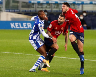 Imágenes del partido entre la Real Sociedad y Osasuna en el Reale Arena de San Sebastián.