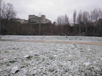 Imágenes de la nieve que ha cuajado sobre la capital navarra este lunes.