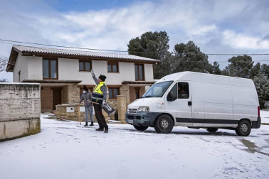 Imágenes de la nieve que ha cuajado este lunes en varias localidades navarras