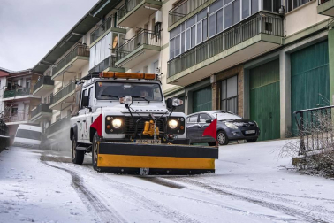 Imágenes de la nieve que ha cuajado este lunes en varias localidades navarras