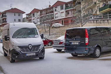 Imágenes de la nieve que ha cuajado este lunes en varias localidades navarras