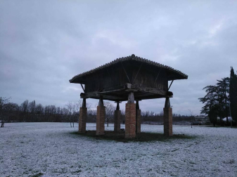 Imágenes de la nieve que ha cuajado sobre la capital navarra este lunes.