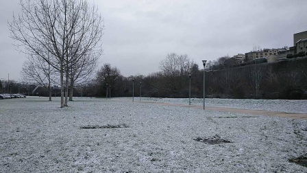 Imágenes de la nieve que ha cuajado sobre la capital navarra este lunes.