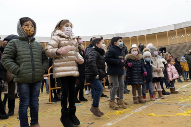 Melchor, Gaspar y Baltasar acudieron a la Plaza de Toros de la capital ribera para cumplir los sueños de los más pequeños y de los no tan pequeños.