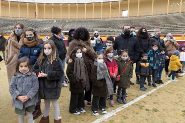 Melchor, Gaspar y Baltasar acudieron a la Plaza de Toros de la capital ribera para cumplir los sueños de los más pequeños y de los no tan pequeños.