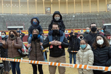 Melchor, Gaspar y Baltasar acudieron a la Plaza de Toros de la capital ribera para cumplir los sueños de los más pequeños y de los no tan pequeños.