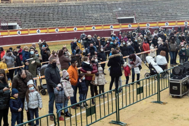Melchor, Gaspar y Baltasar acudieron a la Plaza de Toros de la capital ribera para cumplir los sueños de los más pequeños y de los no tan pequeños.