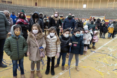Melchor, Gaspar y Baltasar acudieron a la Plaza de Toros de la capital ribera para cumplir los sueños de los más pequeños y de los no tan pequeños.