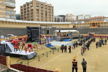 Melchor, Gaspar y Baltasar acudieron a la Plaza de Toros de la capital ribera para cumplir los sueños de los más pequeños y de los no tan pequeños.