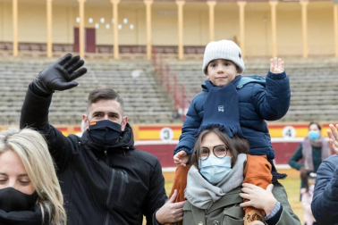 Melchor, Gaspar y Baltasar acudieron a la Plaza de Toros de la capital ribera para cumplir los sueños de los más pequeños y de los no tan pequeños.