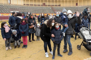 Melchor, Gaspar y Baltasar acudieron a la Plaza de Toros de la capital ribera para cumplir los sueños de los más pequeños y de los no tan pequeños.