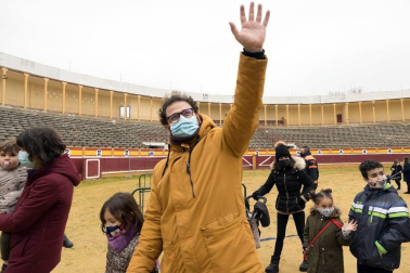 Melchor, Gaspar y Baltasar acudieron a la Plaza de Toros de la capital ribera para cumplir los sueños de los más pequeños y de los no tan pequeños.