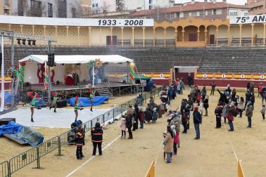 Melchor, Gaspar y Baltasar acudieron a la Plaza de Toros de la capital ribera para cumplir los sueños de los más pequeños y de los no tan pequeños.