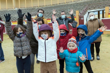 Melchor, Gaspar y Baltasar acudieron a la Plaza de Toros de la capital ribera para cumplir los sueños de los más pequeños y de los no tan pequeños.