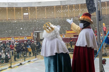 Melchor, Gaspar y Baltasar acudieron a la Plaza de Toros de la capital ribera para cumplir los sueños de los más pequeños y de los no tan pequeños.