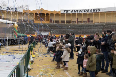 Melchor, Gaspar y Baltasar acudieron a la Plaza de Toros de la capital ribera para cumplir los sueños de los más pequeños y de los no tan pequeños.