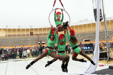 Melchor, Gaspar y Baltasar acudieron a la Plaza de Toros de la capital ribera para cumplir los sueños de los más pequeños y de los no tan pequeños.