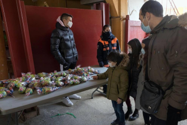 Melchor, Gaspar y Baltasar acudieron a la Plaza de Toros de la capital ribera para cumplir los sueños de los más pequeños y de los no tan pequeños.