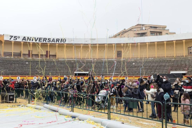 Melchor, Gaspar y Baltasar acudieron a la Plaza de Toros de la capital ribera para cumplir los sueños de los más pequeños y de los no tan pequeños.