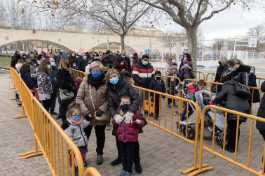 Melchor, Gaspar y Baltasar acudieron a la Plaza de Toros de la capital ribera para cumplir los sueños de los más pequeños y de los no tan pequeños.