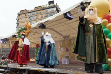 Melchor, Gaspar y Baltasar acudieron a la Plaza de Toros de la capital ribera para cumplir los sueños de los más pequeños y de los no tan pequeños.