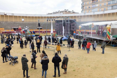 Melchor, Gaspar y Baltasar acudieron a la Plaza de Toros de la capital ribera para cumplir los sueños de los más pequeños y de los no tan pequeños.