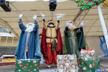 Melchor, Gaspar y Baltasar acudieron a la Plaza de Toros de la capital ribera para cumplir los sueños de los más pequeños y de los no tan pequeños.