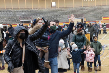 Melchor, Gaspar y Baltasar acudieron a la Plaza de Toros de la capital ribera para cumplir los sueños de los más pequeños y de los no tan pequeños.